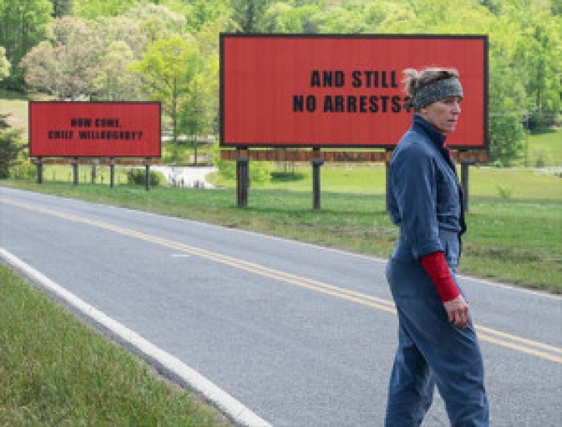 Tři billboardy kousek za ebbingem